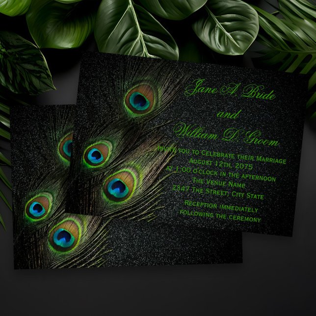 Elegante Black Green Gold Peacock Wedding Einladung (Elegant peacock wedding invitations with colorful peacock feathers on a dark background.)