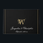 Elegante Black Monogram Names Newlyweds Wedding Fußmatte<br><div class="desc">Elegante Black Monogram Names Newlyweds Wedding Doormat. Personalisierte schwarze mit Monogramm Türmatte mit elegantem klassischem Drehbuch für den Familiennamen Initial, Namen der Braut und Bräutigam und Datum auf einem soliden, schicken schwarzen Hintergrund. Perfektes Geschenk für frische Weds, oder schön für Ihre eigene Zuhause. Klicken Sie auf diese Vorlage personalisieren, um...</div>