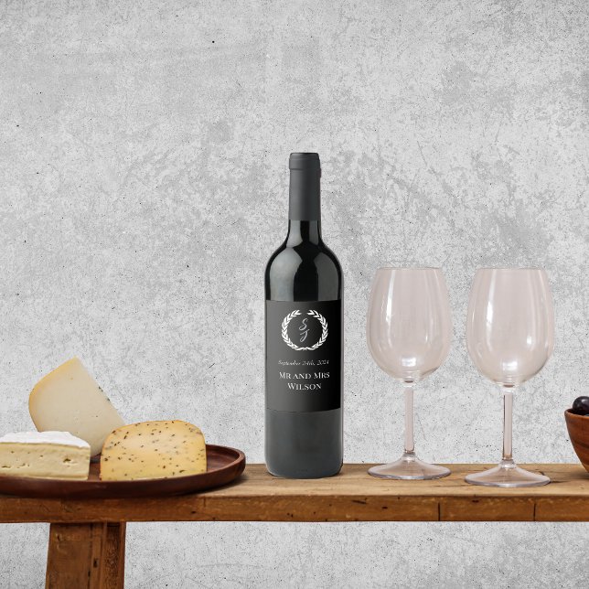 Elegante Black Monogram Wreath Wedding Weinetikett (Von Creator hochgeladen)