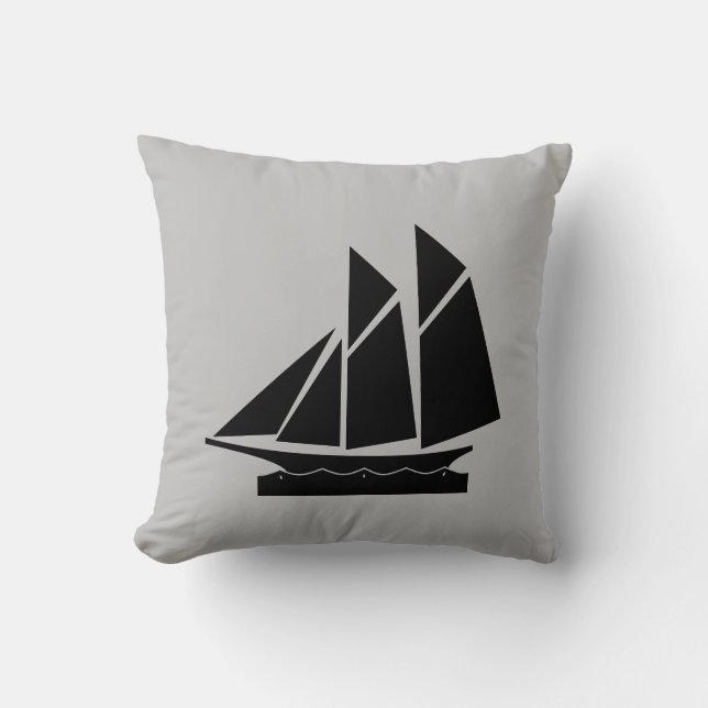 Elegante Black Yacht auf Light Gray Kissen (Vorderseite)