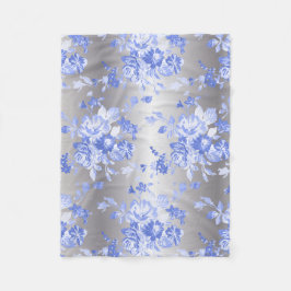 Elegante blaue Blumen auf silberner Fleece
