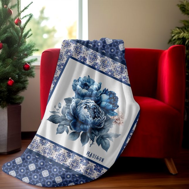 Elegante Blaue Blumen Chinoiserie Fleecedecke (Von Creator hochgeladen)
