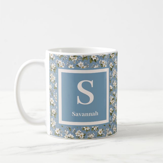 Elegante blaue Blumenblüten-Monogramm Kaffeetasse (Links)