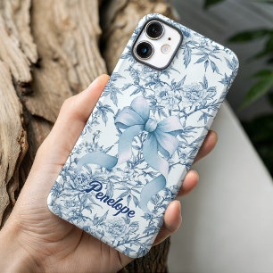 Elegante blaue Schleife Toile de Jouy Blumenmonogr iPhone 16 Pro Hülle