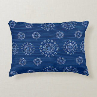 Elegante blaue Sonnenmica-Textur mit Blumenmuster Dekokissen