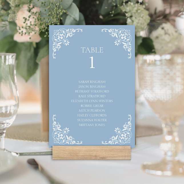 Elegante, blaue und weiße Vintage Grenze Tischnummer (elegant dusty blue and white tabale number card with names for romantic old money bridgerton wedding)