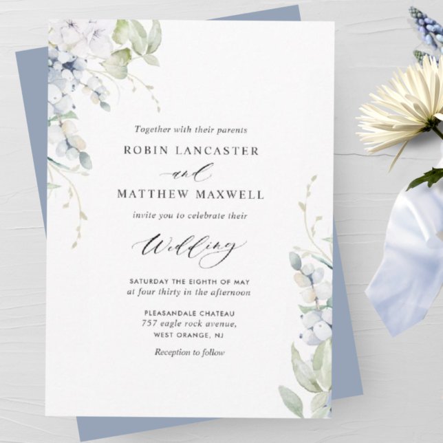 Elegante Bliss, dusty Blue White Floral Wedding Einladung (Von Creator hochgeladen)
