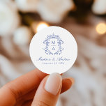 Elegante Blue Chinoiserie Crest Monogram Wedding Runder Aufkleber<br><div class="desc">Erweitern Sie Ihre Hochzeitsdetails mit unseren eleganten Blue Chinoiserie Monogram Wappen Hochzeitsaufklebern. Diese Aufkleber mit einem wunderschönen Wappen im blauen Barockstil, das die Monografie des Paares umgibt, zeigen Namen in klassisch blauer Kalligrafie mit dem unten angegebenen Hochzeitstermin. Ideal zum Abdichten von Umschlägen, Dekorieren von Gastgeschenken und Hinzufügen einer personalisierten Touch...</div>