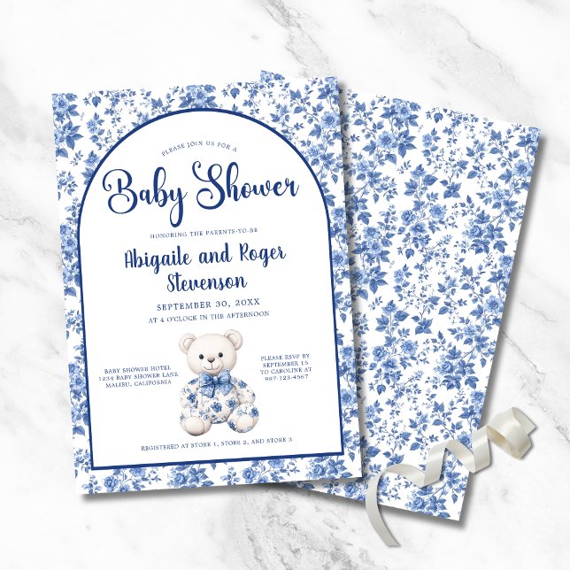 Elegante Blue Toile Baby Dusche Einladung (Elegant Blue Toile Baby Shower Invitation with Toile Bear, Couple Names, Parents to Be or Mom to Be.)