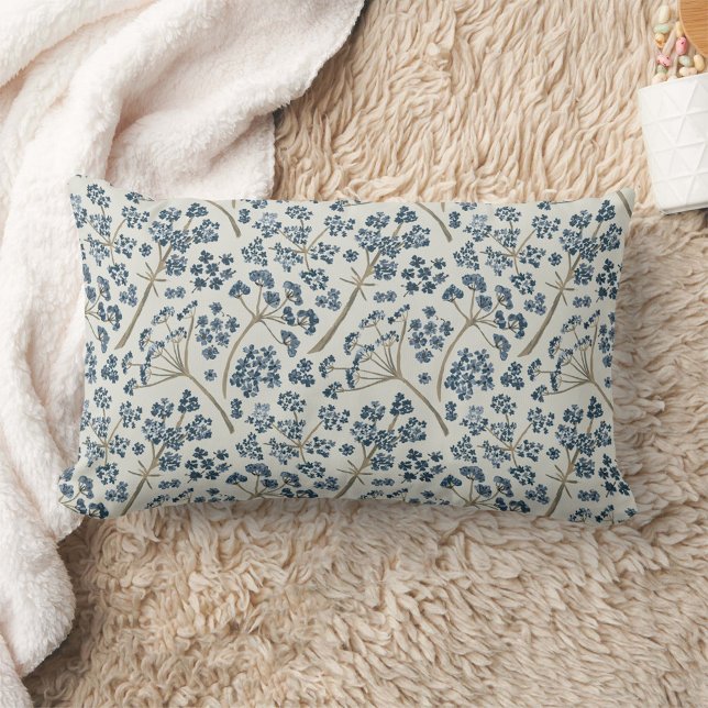 Elegante Blue Watercolor-Blume Lendenkissen (Elegant Blue Watercolor Flowers Lumbar Pillow from Studio Posies.)