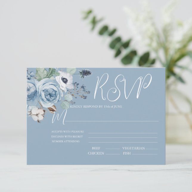 Elegante Blue & White Floral Wedding RSVP Card (Stehend Vorderseite)