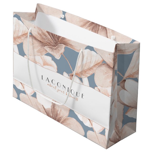 Elegante Blume in Blau und Beige Große Geschenktüte (Vorderseite Schrägansicht)