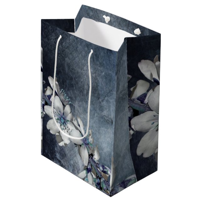 Elegante Blume Mittlere Geschenktüte (Vorderseite Schrägansicht)