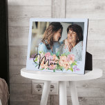 Elegante Blume Script-Liebe Mama Foto Fotoplatte<br><div class="desc">Schick deiner Mutter ein wunderschönes personalisiertes Geschenk, das sie für immer schätzen wird. Diese wunderschöne Aquarell-Blume ist eine besondere personalisierte Foto-Collage-Gedenktafel für die Mutter, um Ihre eigenen Fotos und Erinnerungen zu zeigen. Unser Design zeichnet sich durch ein einfaches Foto-Design mit "Mama" aus, das in einem schönen, handgeschriebenen schwarzen Skriptstil entworfen...</div>