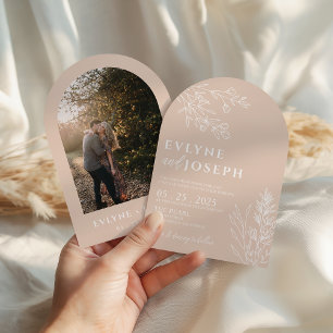 Elegante Blumen-Hochzeit im Boho-Stil mit Bogen Einladung