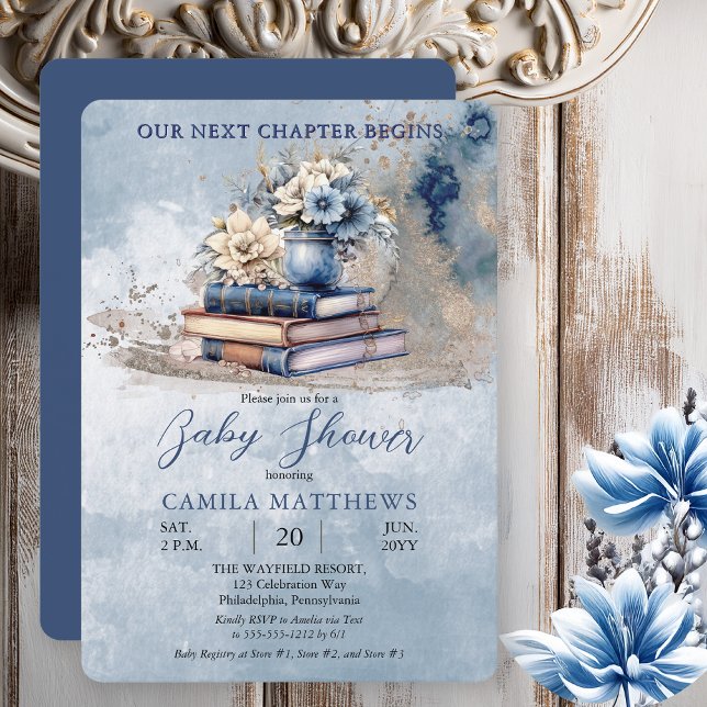 Elegante Blumenbücher unsere nächste Kapitel Kinde Einladung (Rustic Vintage Look Elegance "Our Next Chapter Begins" Old Books and Florals Blue Baby Shower Invite)