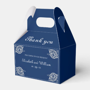 Elegante Blumenzange auf Blue Wedding Geschenkschachtel