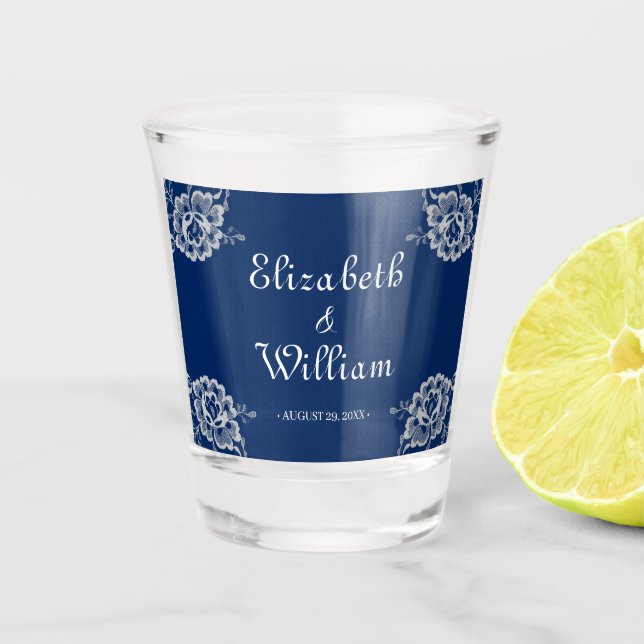 Elegante Blumenzange auf Blue Wedding Schnapsglas (Vorderseite)