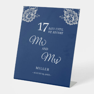 Elegante Blumenzange auf Blue Wedding Sockelschild