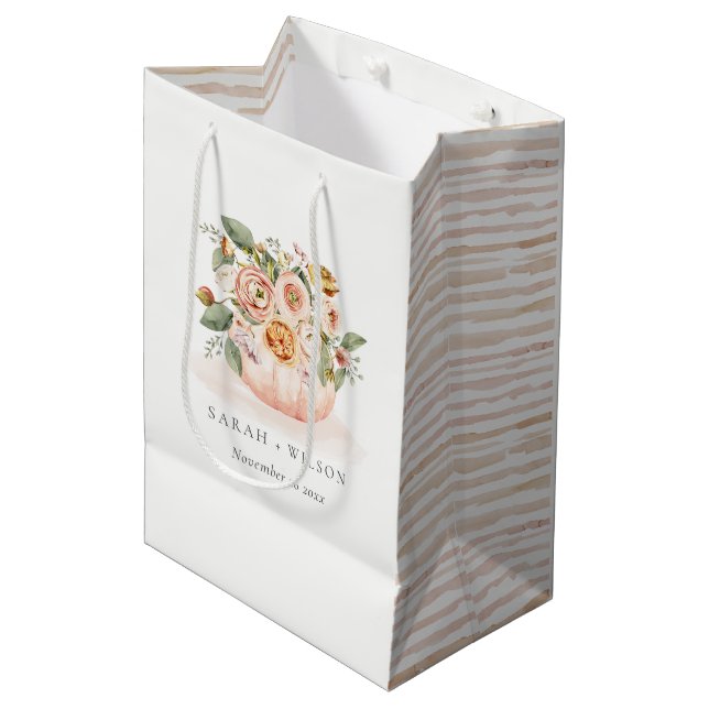 Elegante Blush Pink White Pumpkin Floral Wedding Mittlere Geschenktüte (Vorderseite Schrägansicht)