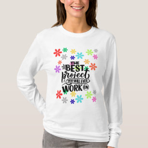 "Elegante Blüten - Zeitloses T-Shirt floraler Kuns