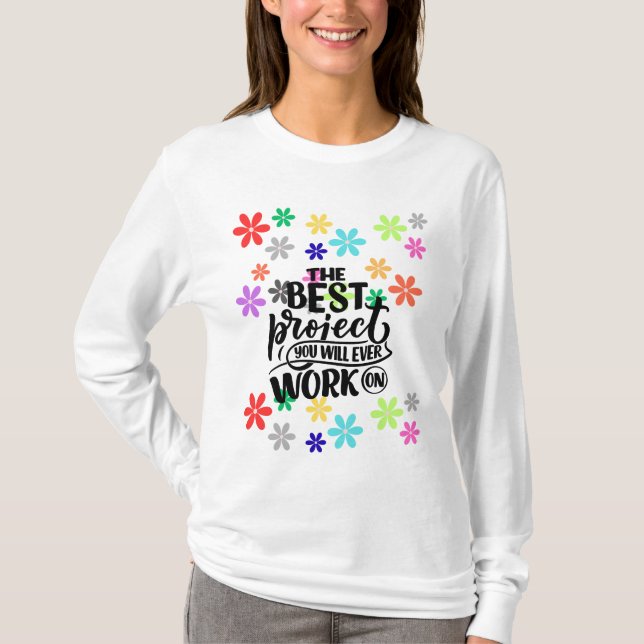 "Elegante Blüten - Zeitloses T-Shirt floraler Kuns (Vorderseite)
