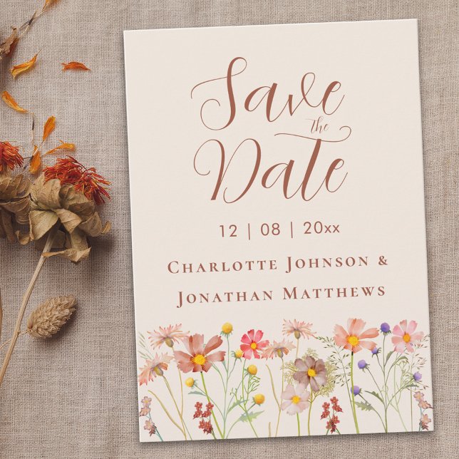Elegante Boho-Herbst-Wildblumen-Terrakotta-Hochzei Save The Date (Boho chic Wildflower meadow fall floral tan beige Wedding save the date card elegant script )