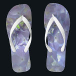 Elegante boho staubige lila Blumenarten Blume Flip Flops<br><div class="desc">Treten Sie ein in eine Welt der zeitlosen Romantik mit unserer lila Blumen-Kollektion, in der die Farbtöne von Perwinkle, Lavendel und Violett eine Vision von purer Eleganz schaffen. Mitten in dieser bezaubernden Palette blühen weiche lila Hydrangeas, deren zarte Blätter Geschichten von Liebe und Gnade flüstern. Lass diesen ätherischen Blüten, die...</div>