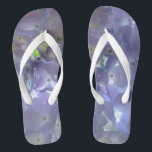 Elegante boho staubige lila Blumenarten Blume Flip Flops<br><div class="desc">Treten Sie ein in eine Welt der zeitlosen Romantik mit unserer lila Blumen-Kollektion, in der die Farbtöne von Perwinkle, Lavendel und Violett eine Vision von purer Eleganz schaffen. Mitten in dieser bezaubernden Palette blühen weiche lila Hydrangeas, deren zarte Blätter Geschichten von Liebe und Gnade flüstern. Lass diesen ätherischen Blüten, die...</div>