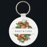 Elegante botanische Zitrusgrün Schlüsselanhänger<br><div class="desc">Hübscher,  eleganter,  moderner und böhmischer personalisierter und maßgeschneiderter Schlüsselanhänger für Ihren besondere Anlass! Das Design passt zur Erholung der Orange Leaf Foliage Collection. Orangefarbene Früchte mit dunkelgrünen und hellgrünen Blätter,  die mit Blattblättern versehen sind,  umrahmen Ober- und Untersohle Ihrer Namen.</div>