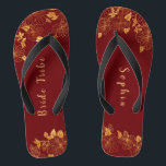 Elegante Braut Dark Burgundy & Gold Foliage Flip Flops<br><div class="desc">Diese eleganten Bräuner, dunkelbordeauxrot und goldblättrige Flip-Flops haben einen dunkelburgundischen Hintergrund, der mit einem aufwändigen, goldenen Blumenmuster und einer individuell anpassbaren modernen Typografie geschmückt ist. Die Kombination aus dem reichen Bordeaux und dem schimmernden Gold schaffen eine elegante und luxuriöse Ästhetik. Es ist ein wunderschönes Geschenk für deinen Brautstamm. Anzeigen der...</div>