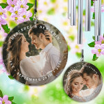 Elegante Bride Groom Modernes Foto Datum Hochzeit Windspiel<br><div class="desc">Die Personalisierte Wedding Wind Chime - der perfekte Sake für Neuvermählte und ein gemütliches Memento zum Feiern Ihres besonderen Tages. Dieses elegante Windspiel, das mit Liebe und Liebe zum Detail gestaltet wurde, zeichnet sich durch ein einzigartiges Design aus, das zwei wunderschöne Fotos des glücklichen Ehepaares enthält, eines auf der Vorderseite...</div>