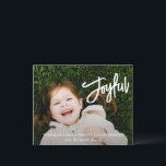 Elegante Brush Script Joyful Modern Christmas Card<br><div class="desc">Moderne religiöse Weihnachtskarte mit einem schlichten und minimalen Design mit "Joyful" in einem eleganten weißen Pinselskript,  zusammen mit Ihrer Botschaft und Ihrem Familiennamen über Ihr Lieblings-Foto. Auf der Rückseite befindet sich eine Foto-Collage,  die aus sechs quadratischen Bildern besteht.</div>