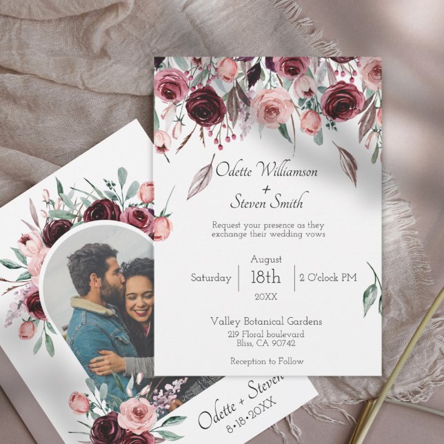 Elegante Burgund-Foto-Hochzeit Einladung (Burgundy and Blush Floral Wedding Invitation with Script Text)