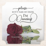 Elegante Burgund-Rose Nimm meine Trinkehe nicht. Untersetzer<br><div class="desc">Dieser Untersetzer ist elegant, stilvoll und macht Spaß! Das Foto aus einem Single mit langgezogenen Bordeaux-, Maronen- oder weinroten Rose, das sich auf der Seite eines Wasserpools befindet. Der Text lautet "Bitte nimm meinen Drink nicht, ich tanze", geschrieben in modernen Schriftzeichen. Es gibt Platz für die Namen des Paares und...</div>