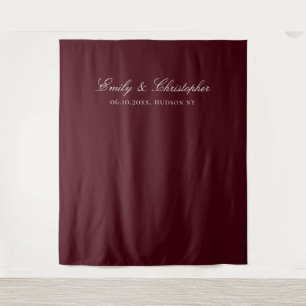 Elegante Burgunder Hochzeitskulisse im klassischen Wandteppich