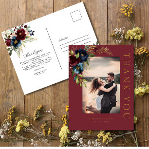 Elegante burgunderrote Blüten und Grünzeug-Hochzei Postkarte