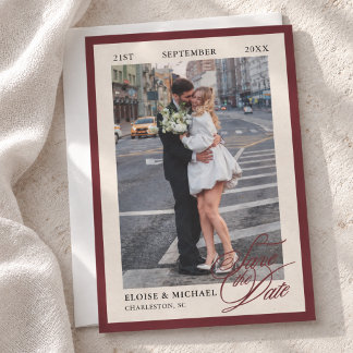 Elegante burgunderrote Kalligrafie-Editorial-Foto Save The Date