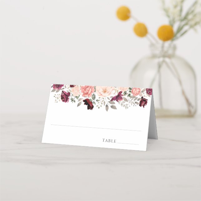 Elegante Burgundy Blush Floral Wedding Platzkarte (Vorderseite)