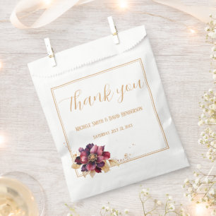 Elegante Burgundy Gold Floral Script Wedding Geschenktütchen