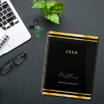 elegante Business-Termine 2025 in Black Gold Planer<br><div class="desc">Stilvoll schwarzer Hintergrund mit goldenem Rahmen für Imitate. Personalisieren und fügen Sie ein Jahr,  Namen und Titel hinzu. Ein Planer für die Organisation von Geschäftskunden,  für Listen oder für Ihr tägliches Leben. Für ihn und sie.</div>