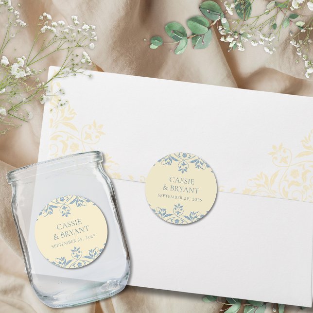 Elegante Butter Gelbe und Blau-Chic Hochzeit Runder Aufkleber (Elegant butter yellow and dusty blue wedding stickers for old money vintage bridgerton wedding favor)