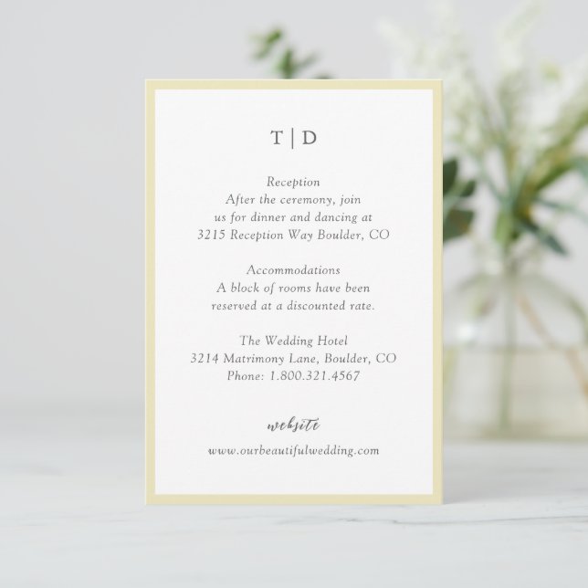 Elegante Butter Yellow Monogram Moderne Hochzeit Begleitkarte (Stehend Vorderseite)