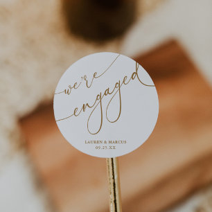 Elegante Calligrafy Engagement Party Wir sind Verl Runder Aufkleber