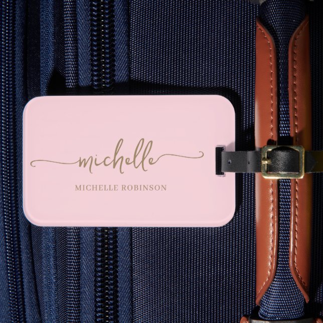 Elegante Calligrafy Gold Script Monogram Name Pink Gepäckanhänger (Vorderseite Insitu 4)