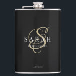 Elegante Calligraphie Black Monogram Bridesmaid Gi Flachmann<br><div class="desc">Dieser hübsche,  maßgeschneiderte Bräunungskolben enthält den Namen einer personalisierten Brautjungfrau,  das kalligraphische Monogramm in goldener Farbe,  die Namen von Braut und Bräutigam und das Hochzeitstag. Alle Texte können bearbeitet werden. Sie können auch die Hintergrund- und Schriftart-Farben ganz nach Ihren Wünschen ändern.</div>