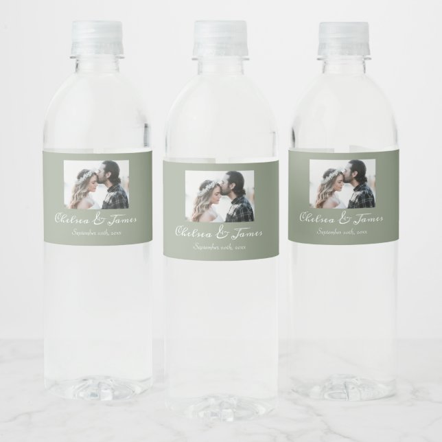 Elegante Calligraphy Foto Sage Green Wedding (Flaschen)