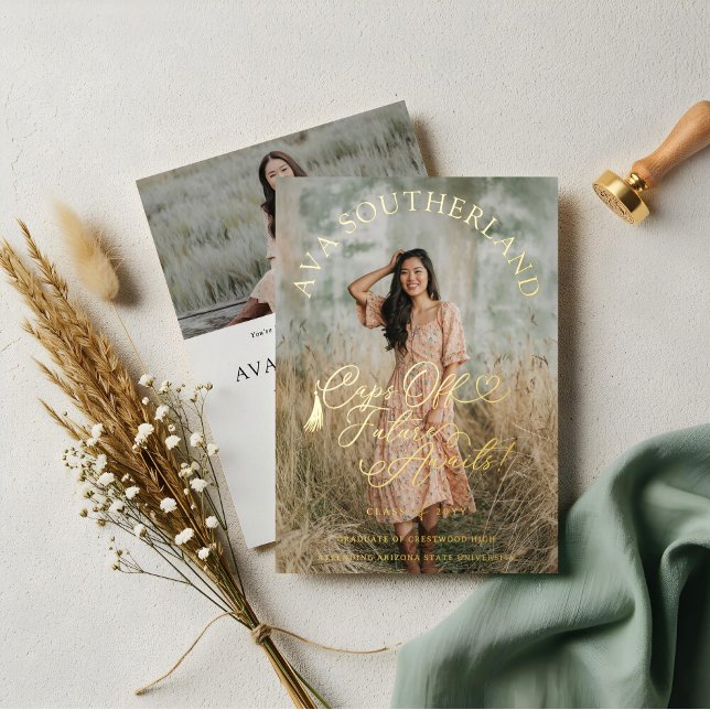 Elegante Caps Off Future erwartet Sie! Abschluss F Folieneinladung (Elegant Caps Off Future Awaits! Graduation Photo Foil Invitation)