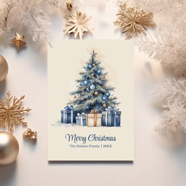 Elégante carte d'arbre de Noël bleu et or (Elegant Blue & Gold Christmas Tree Card on a table with white and gold Christmas decoration)
