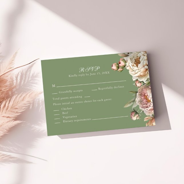 Elégante carte RSVP Blush et Sage Green Peonies (Elegant Blush and Sage Green Peonies RSVP Card on a sunny table.)